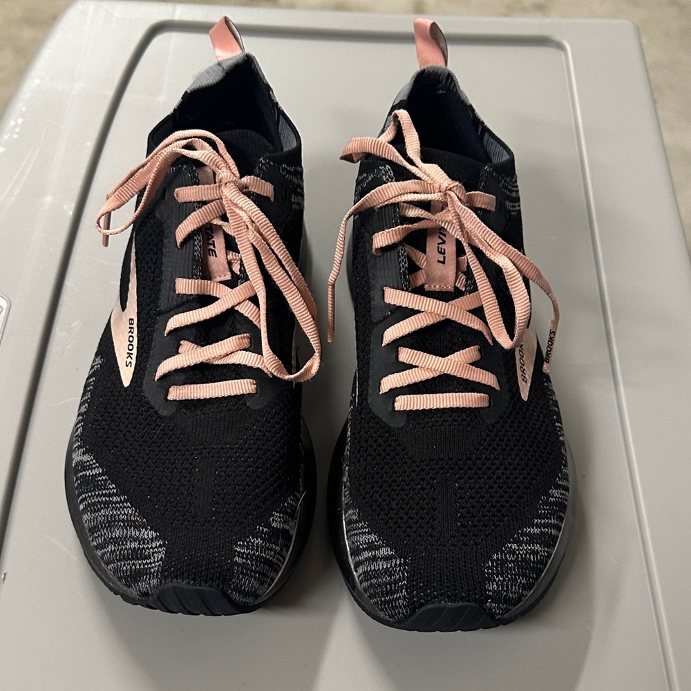 Brooks Levitate Women's Black and Pink Athletic Running Shoes EUC